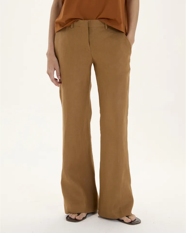 Pantalón John: Diseño sastrero en lino con silueta ajustada y ruedo ancho de Blue Sheep en Pantalones para argentina