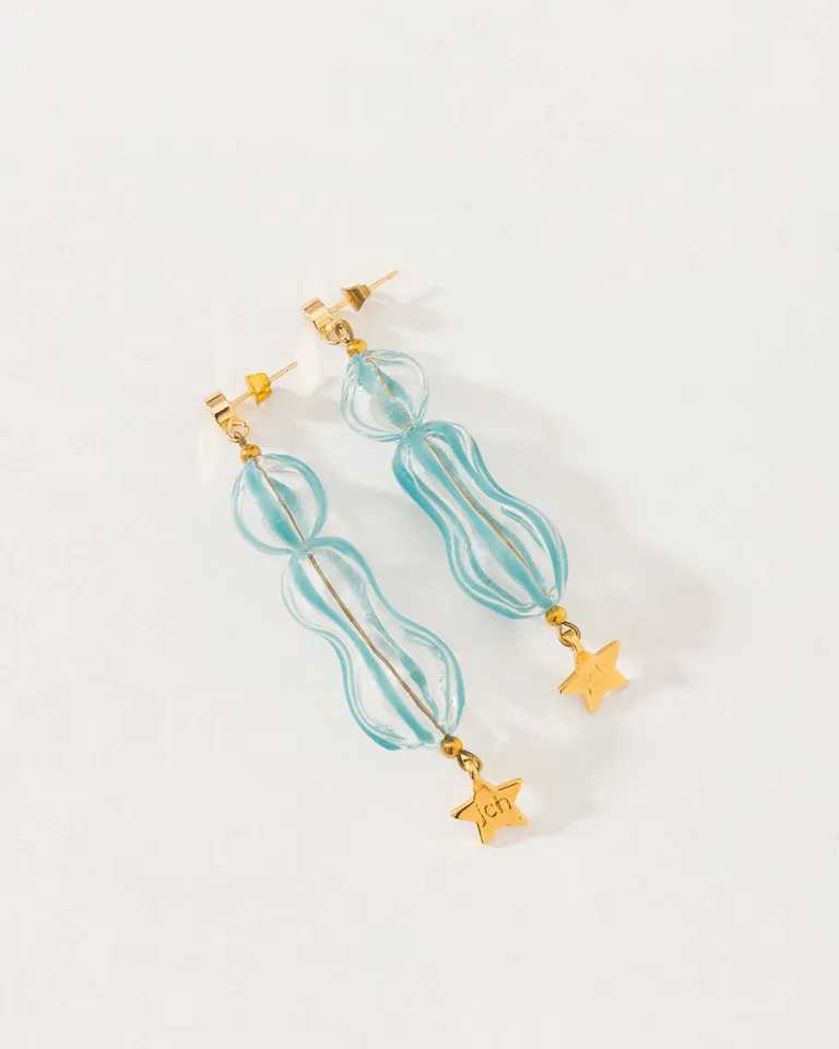 Aros colgantes artesanales con dije de estrella y diseño exclusivo de Jazmin Chebar en Bijouterie para argentina