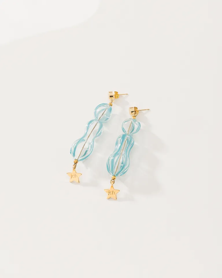 Aros colgantes artesanales con dije de estrella y diseño exclusivo de Jazmin Chebar en Bijouterie para argentina