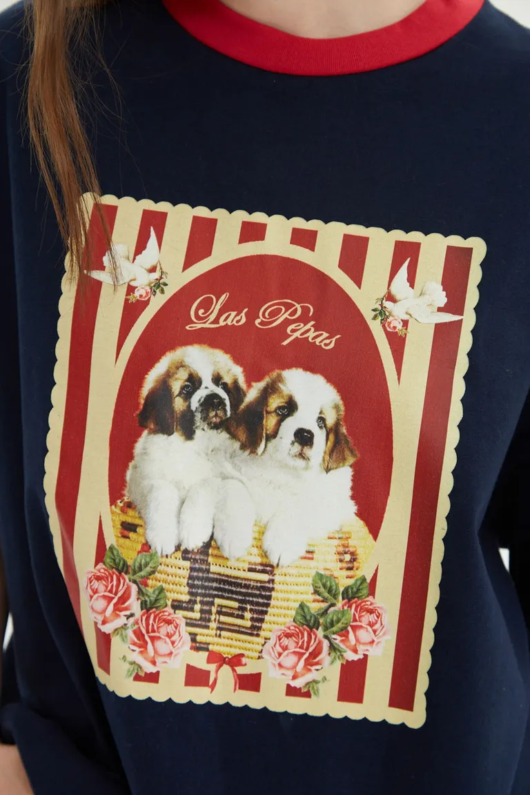 Remera oversize manga corta con cuello redondo y estampa gráfica central de cachorros de Las Pepas en Remeras para argentina