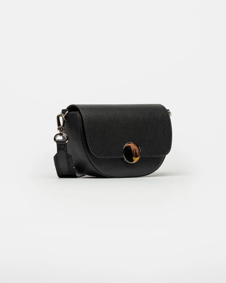 Bandolera de cuero graneado negro con herraje plateado de Prüne en Bolsos y Carteras para argentina