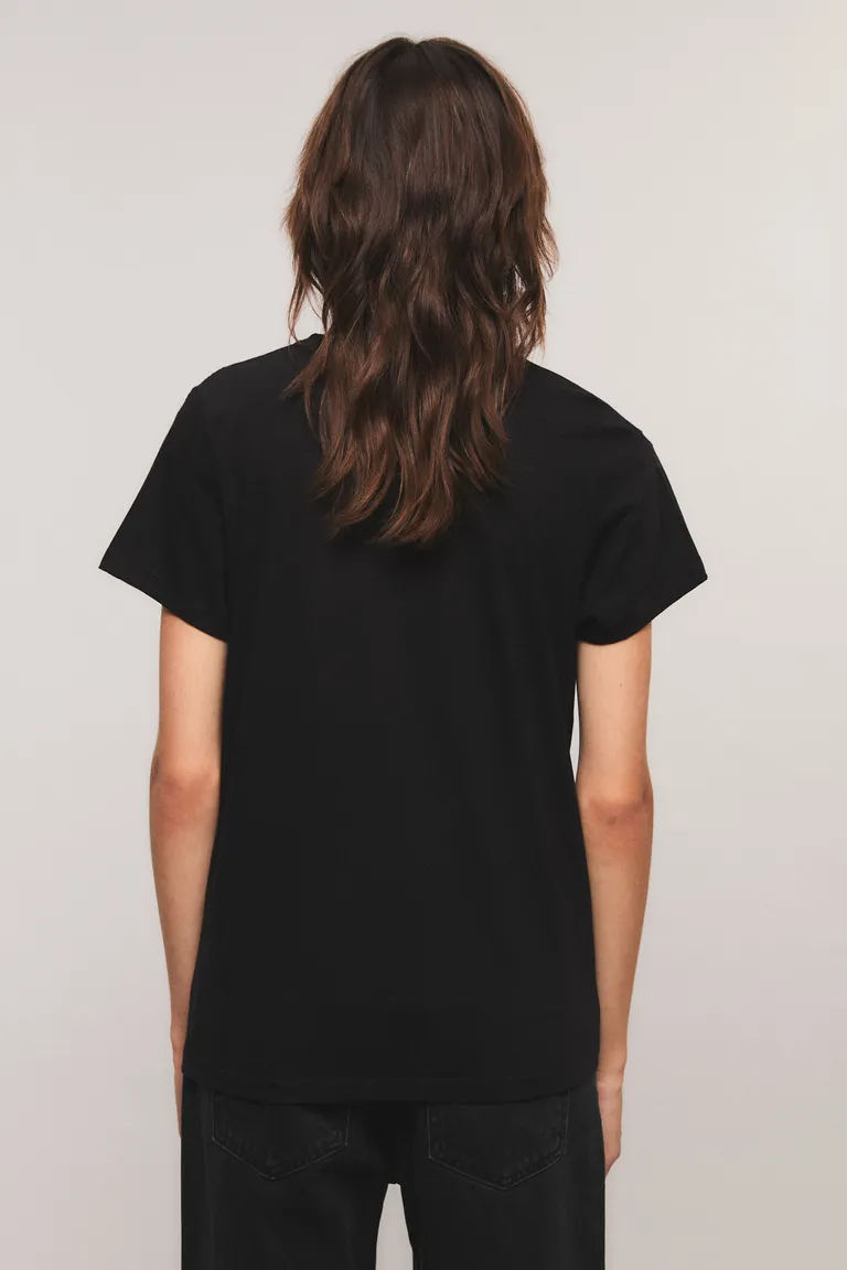 Remera de cuello redondo y manga corta con frase estampada en el frente de Kosiuko en Remeras para argentina