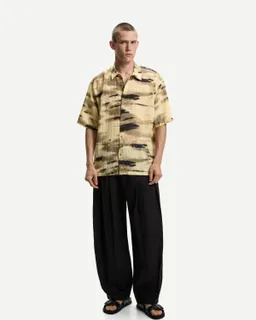 Camisa manga corta estampada de Bershka en Camisas para argentina