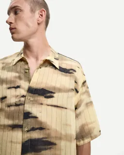 Camisa manga corta estampada de Bershka en Camisas para argentina