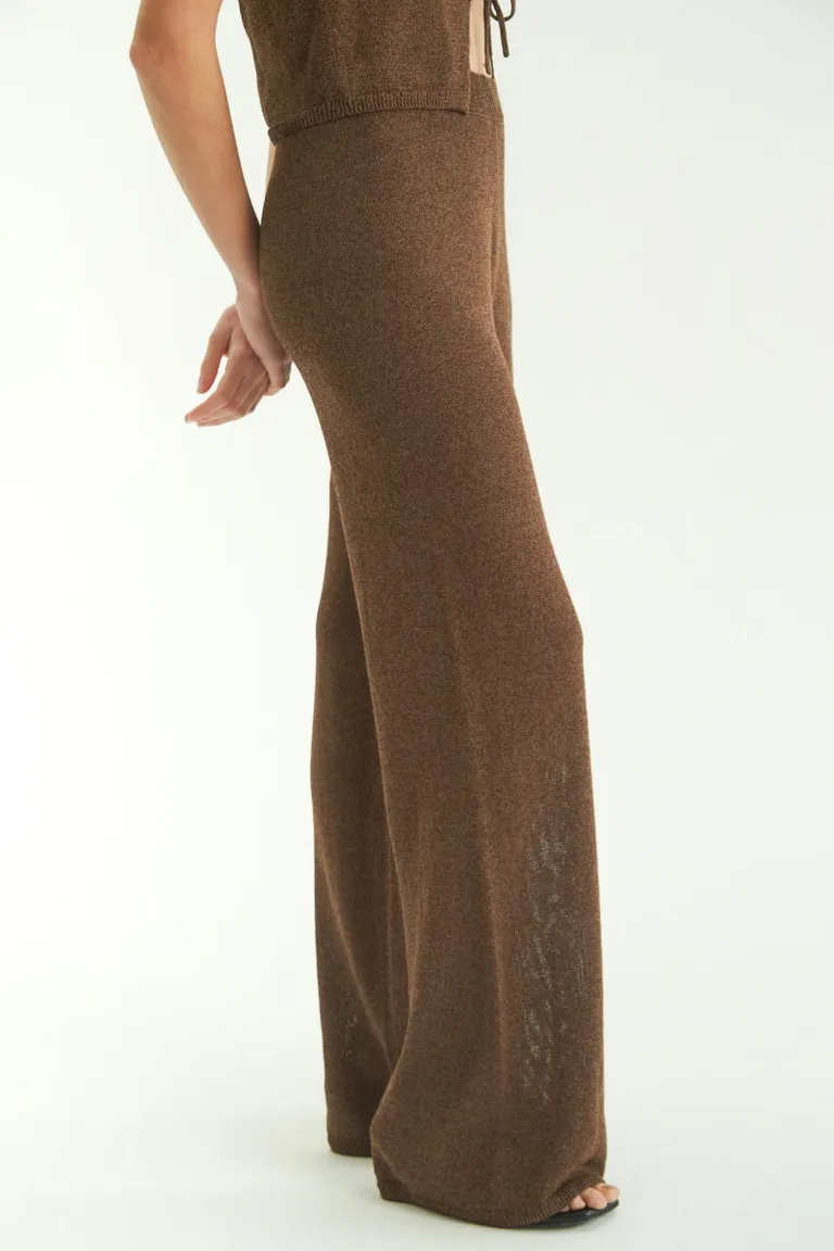 Pantalón de pierna ancha y cintura acinturada, diseño innovador y textura transpirable de Las Pepas en Pantalones para argentina