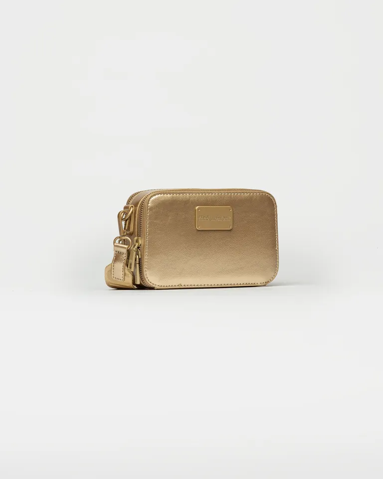 Mini cartera estructurada con chapón metálico y detalles premium de Prüne en Billeteras y Monederos para argentina