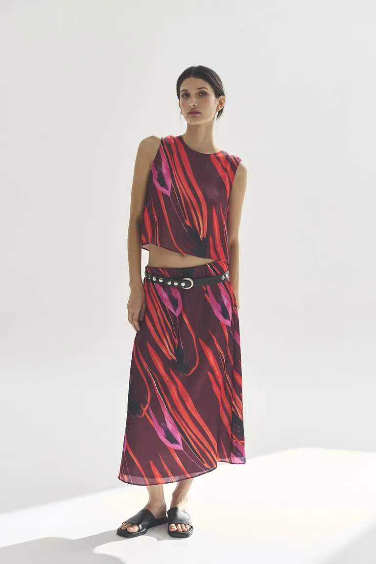 Blusa en diseño fluido y tonos rojizos vibrantes para una apariencia elegante y sofisticada de Akiabara en Blusas para argentina