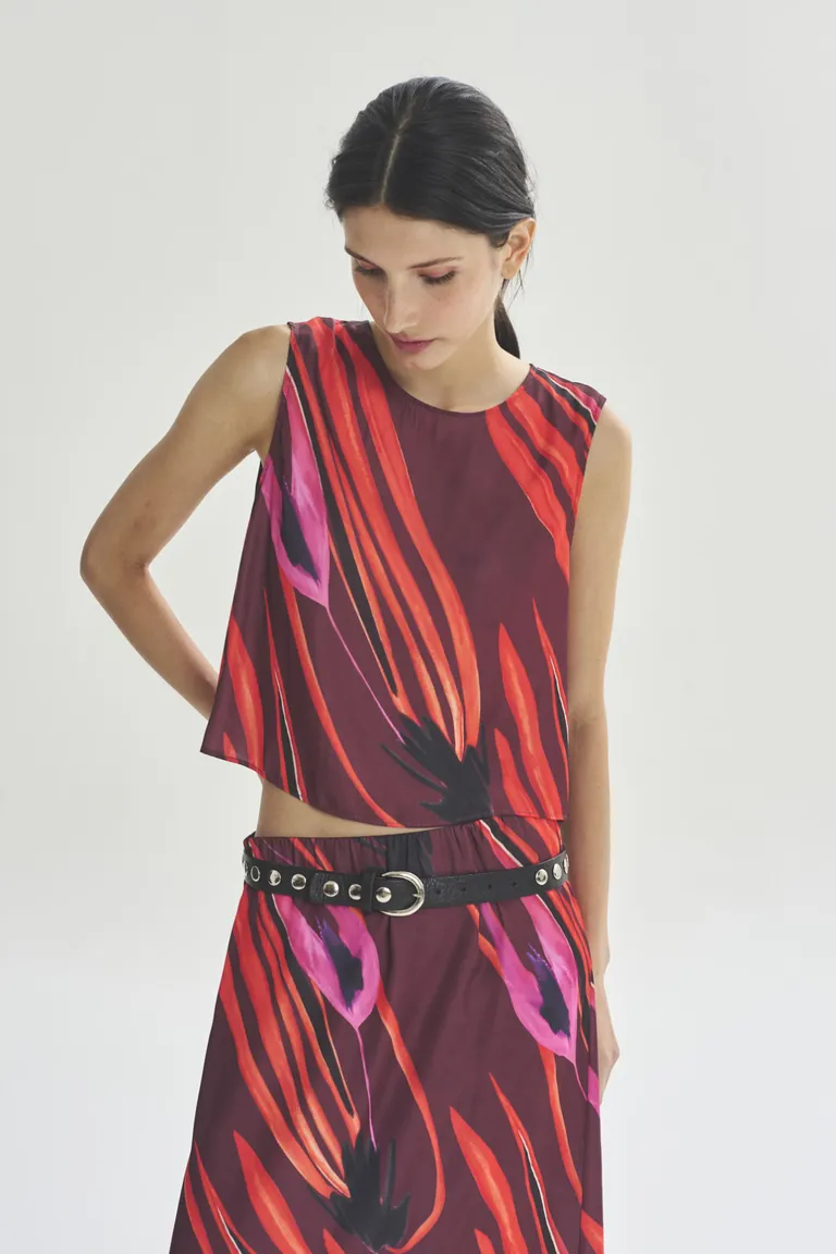 Blusa en diseño fluido y tonos rojizos vibrantes para una apariencia elegante y sofisticada de Akiabara en Blusas para argentina