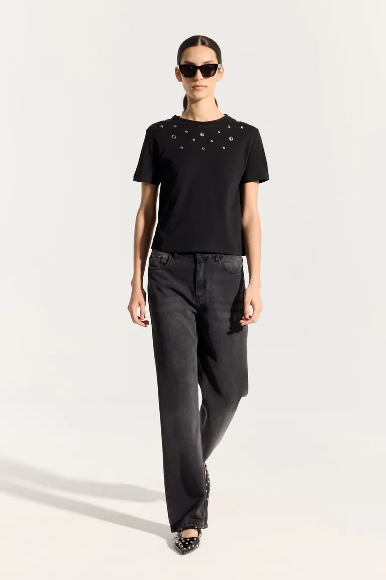 Remera negra con detalles metálicos en el escote, un básico moderno y sofisticado de Portsaid en Remeras para argentina