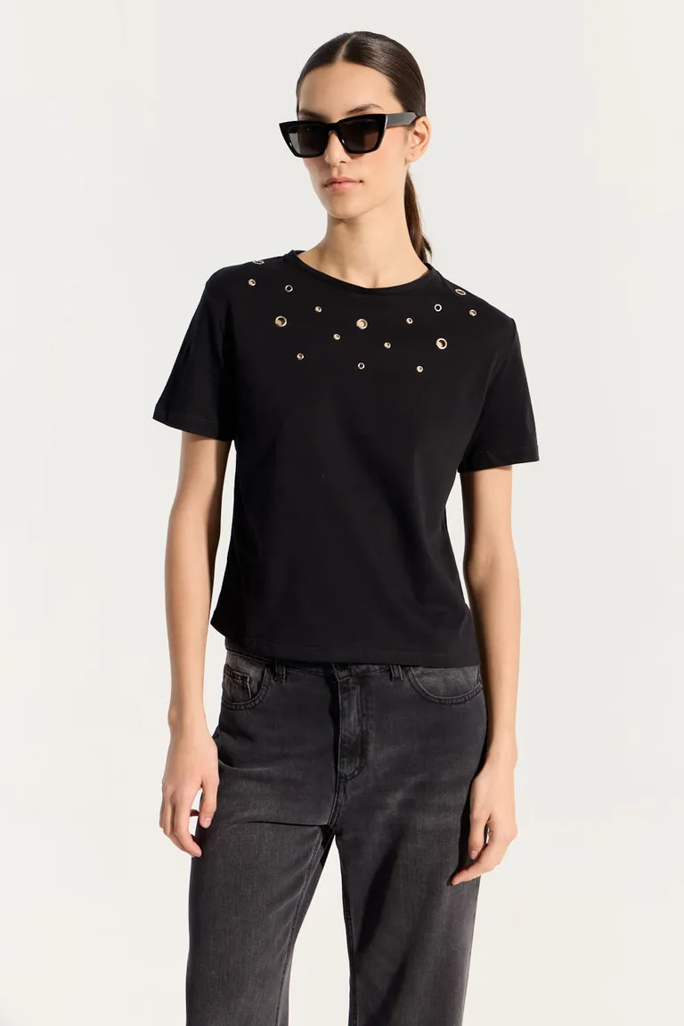 Remera negra con detalles metálicos en el escote, un básico moderno y sofisticado de Portsaid en Remeras para argentina
