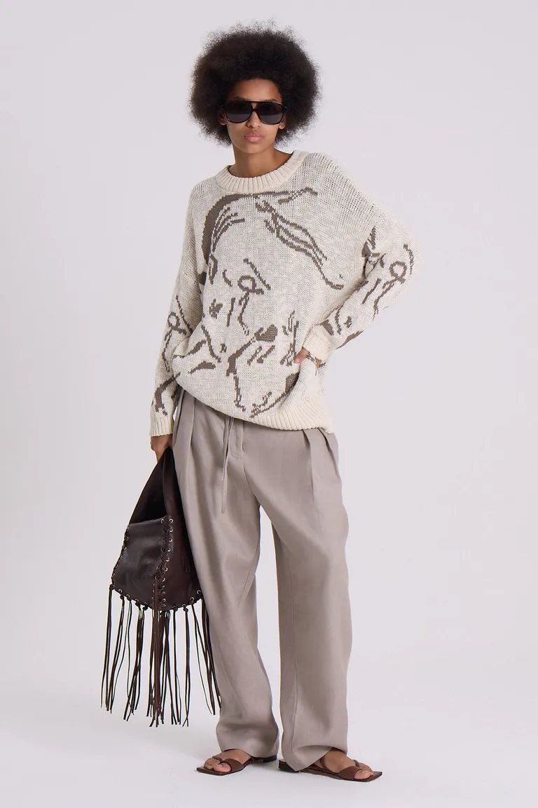 Suéter de diseño abstracto en tonos neutros de Maria Cher en Buzos y Sweaters para argentina