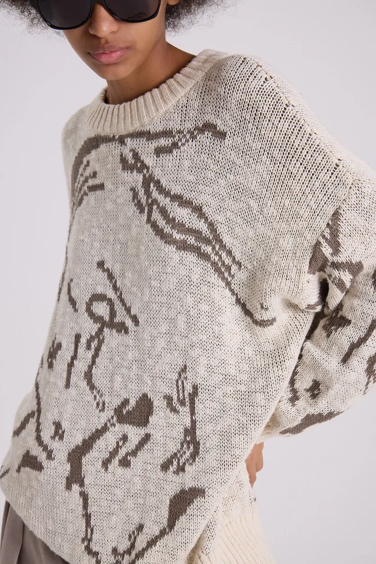 Suéter de diseño abstracto en tonos neutros de Maria Cher en Buzos y Sweaters para argentina