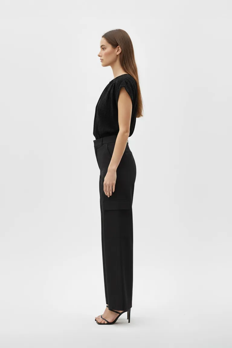 Top negro sin mangas con corte holgado y estilo elegante de Naíma en Tops para argentina