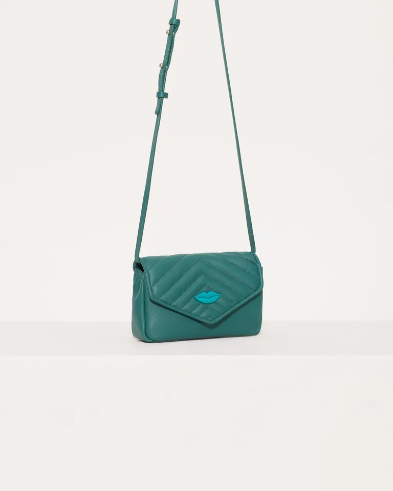 Bolso bandolera de cuero con detalles matelaseados y aplique de Jazmin Chebar en Bolsos y Carteras para argentina