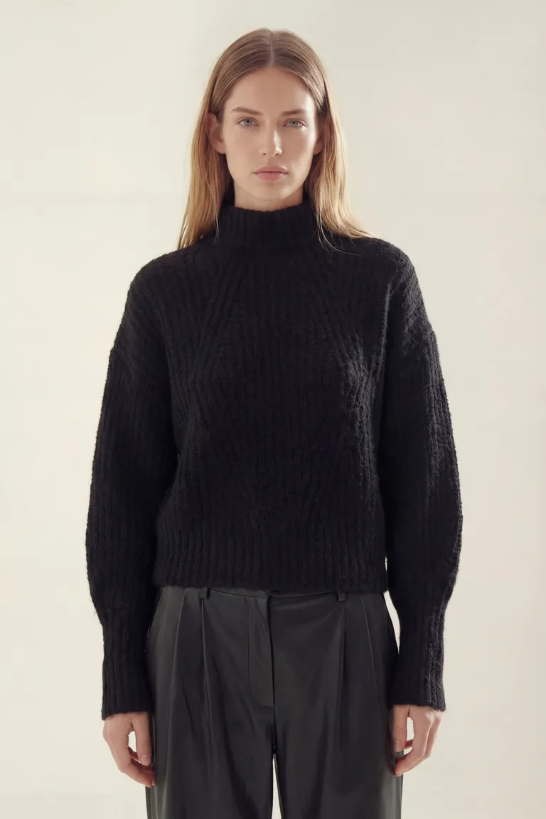 Sweater tejido de cuello alto con mangas largas y calce amplio de Akiabara en Buzos y Sweaters para argentina