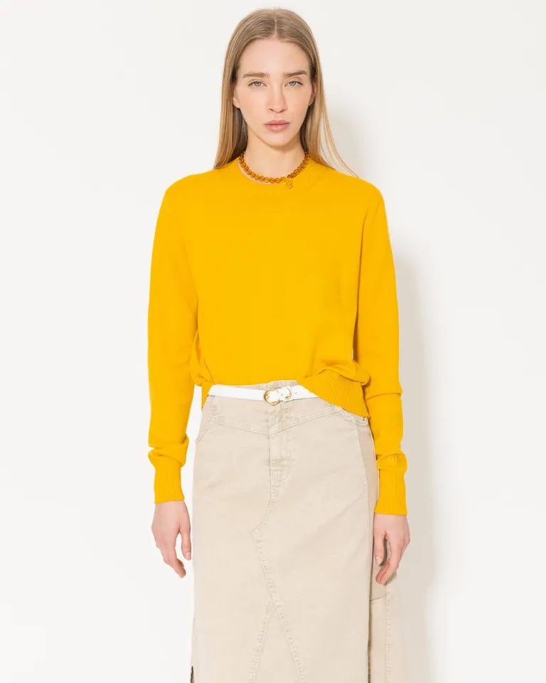 Suéter de cuello redondo en color amarillo vivo, de silueta regular y longitud hasta la cadera de Jazmin Chebar en Buzos y Sweaters para argentina