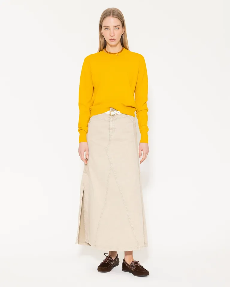 Suéter de cuello redondo en color amarillo vivo, de silueta regular y longitud hasta la cadera de Jazmin Chebar en Buzos y Sweaters para argentina