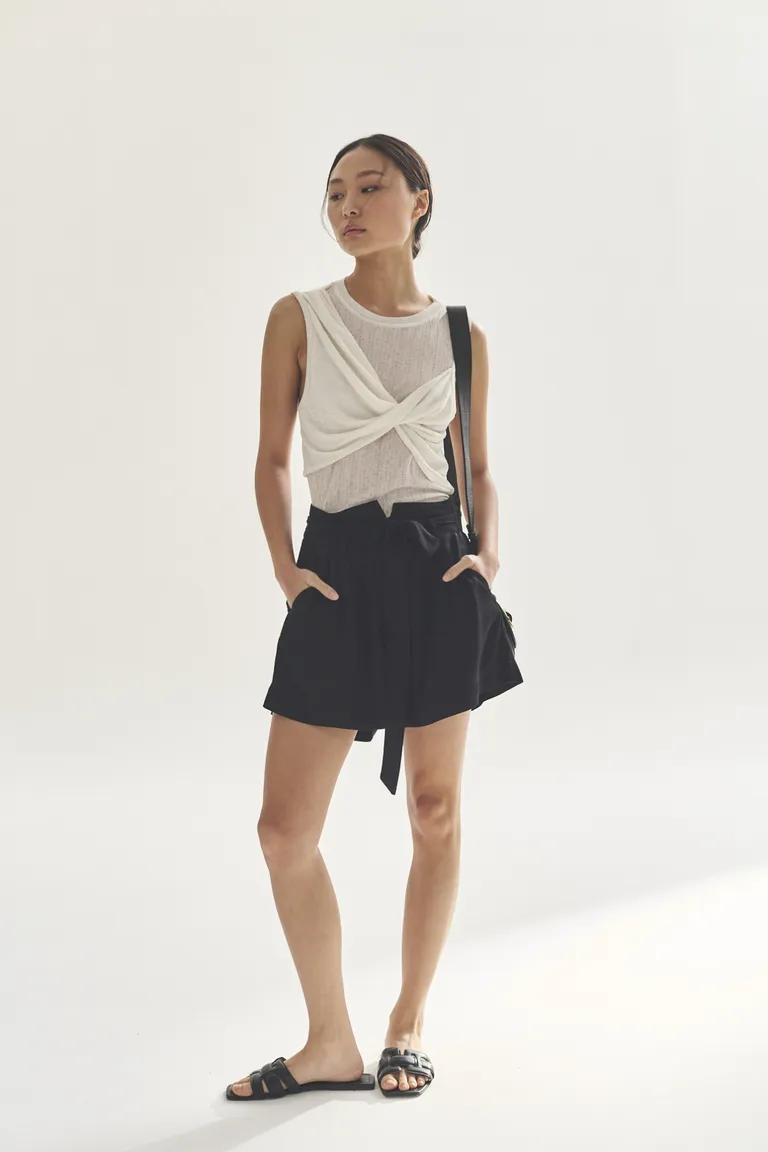 Top blanco de diseño moderno y elegante para mujer de Akiabara en Tops para argentina