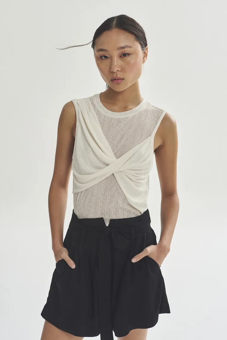 Top blanco de diseño moderno y elegante para mujer de Akiabara en Tops para argentina