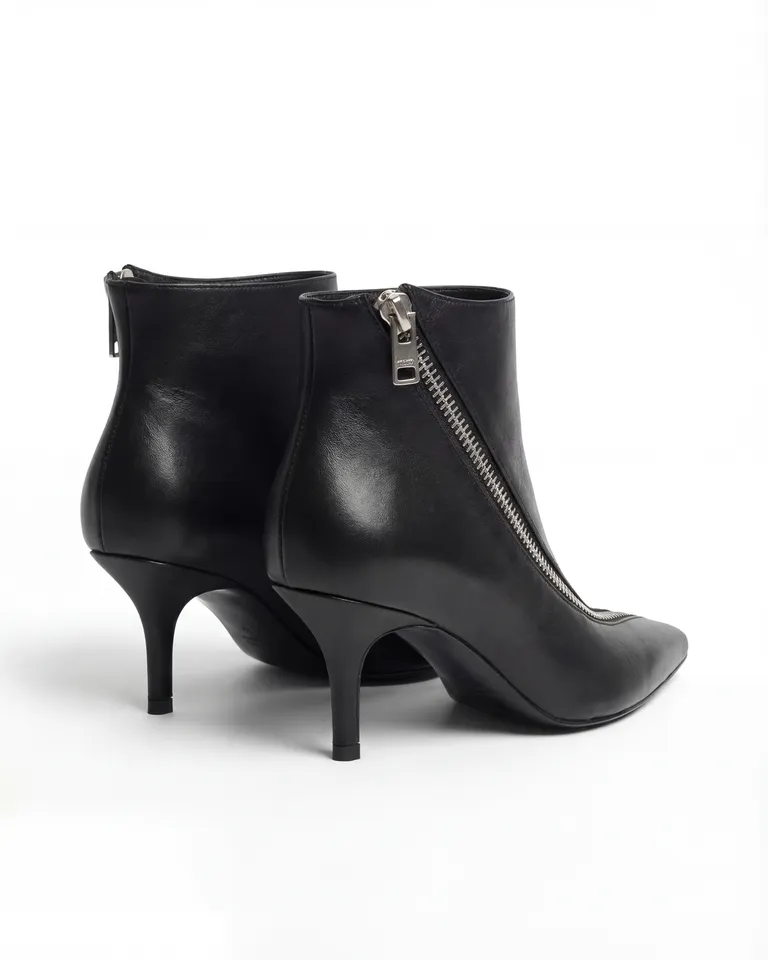 Botinetas de caña media con cierre metálico frontal y taco fino de Maria Cher en Botas y Botinetas para argentina