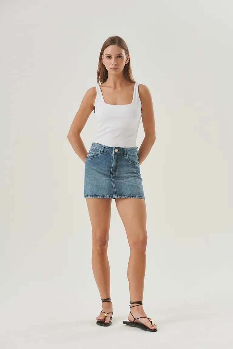 Mini falda de denim azul con diseño recto y pretina de Sweet en Shorts para argentina