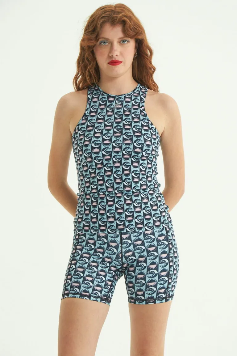 Top deportivo de diseño geométrico en colores azul y verde, perfecto para tu próxima rutina de fitness de Las Pepas en Tops para argentina