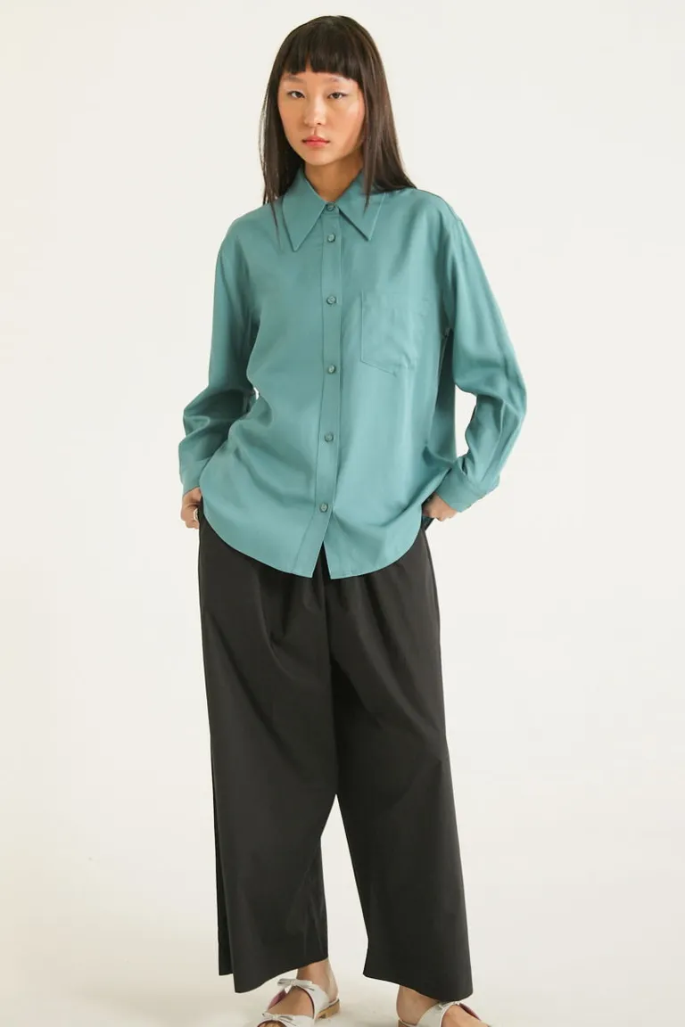 Camisa oversize verde con cuello puntiagudo y bolsillo para mujer de Las Pepas en Camisas para argentina