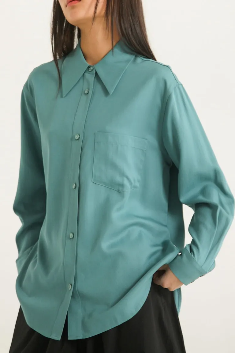 Camisa oversize verde con cuello puntiagudo y bolsillo para mujer de Las Pepas en Camisas para argentina