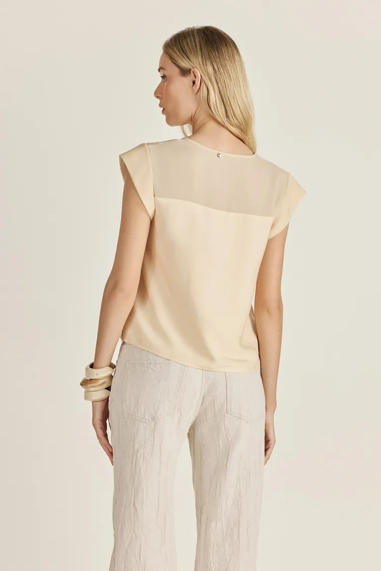 Top confeccionado en género satinado y con recortes translúcidos, diseñado para lucir elegante y sexy de Tucci en Tops para argentina