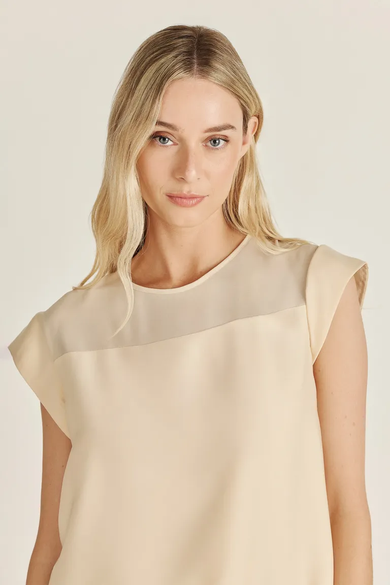 Top confeccionado en género satinado y con recortes translúcidos, diseñado para lucir elegante y sexy de Tucci en Tops para argentina