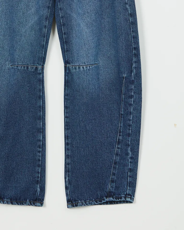 Pantalones de mezclilla de corte holgado con detalles de pinzas y recortes para un estilo relajado y moderno de Wanama en Pantalones para argentina