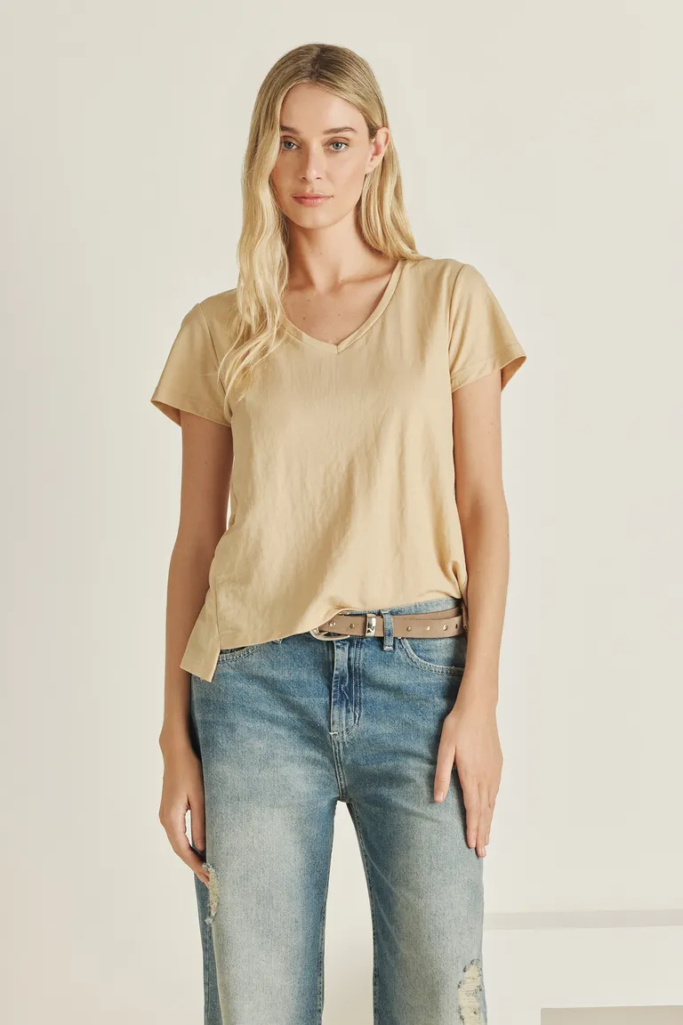 Remera texturizada de corte regular con diseño irregular en el ruedo de Tucci en Remeras para argentina