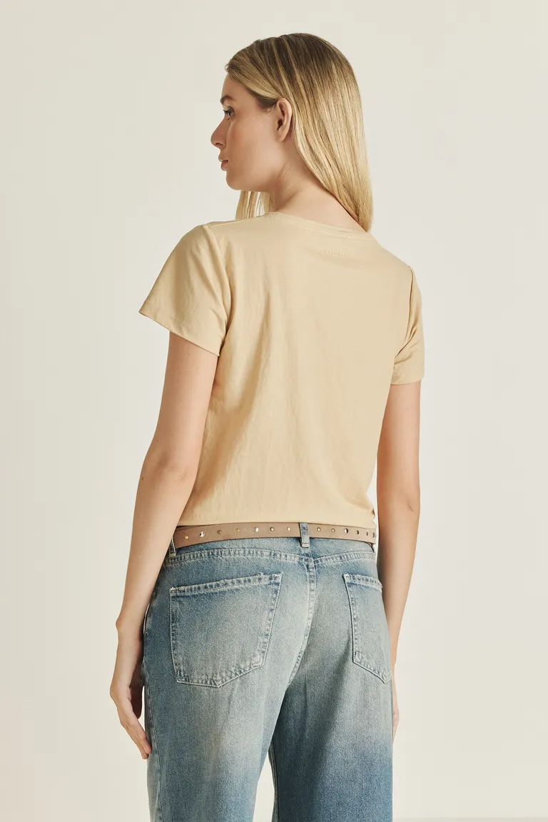 Remera texturizada de corte regular con diseño irregular en el ruedo de Tucci en Remeras para argentina