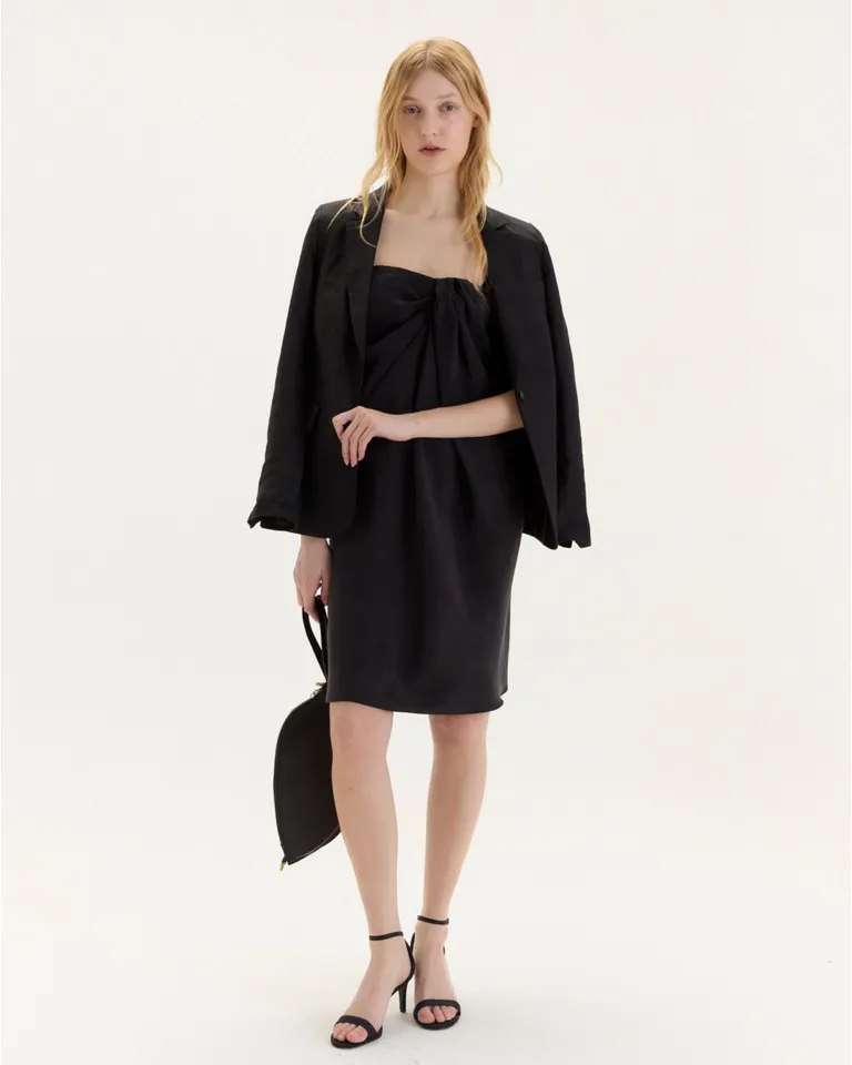 Vestido negro strapless con drapeado en el frente y cierre en la espalda de Blue Sheep en Vestidos para argentina