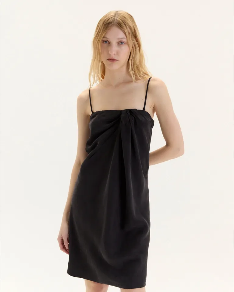 Vestido negro strapless con drapeado en el frente y cierre en la espalda de Blue Sheep en Vestidos para argentina