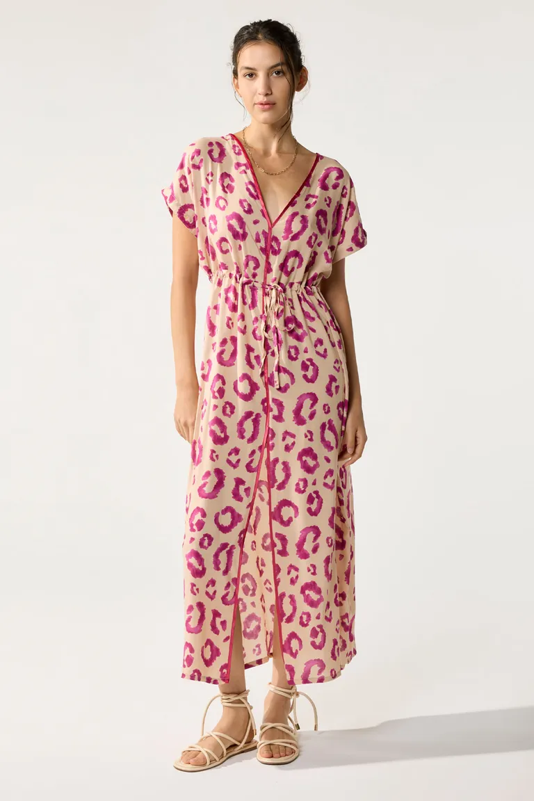 Vestido midi estampado con escote en V y abertura central de Cuesta Blanca en Vestidos para argentina