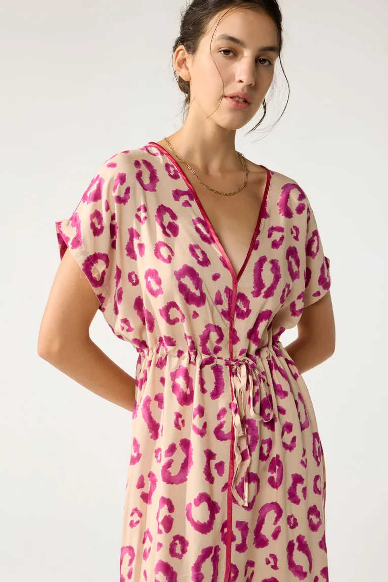 Vestido midi estampado con escote en V y abertura central de Cuesta Blanca en Vestidos para argentina