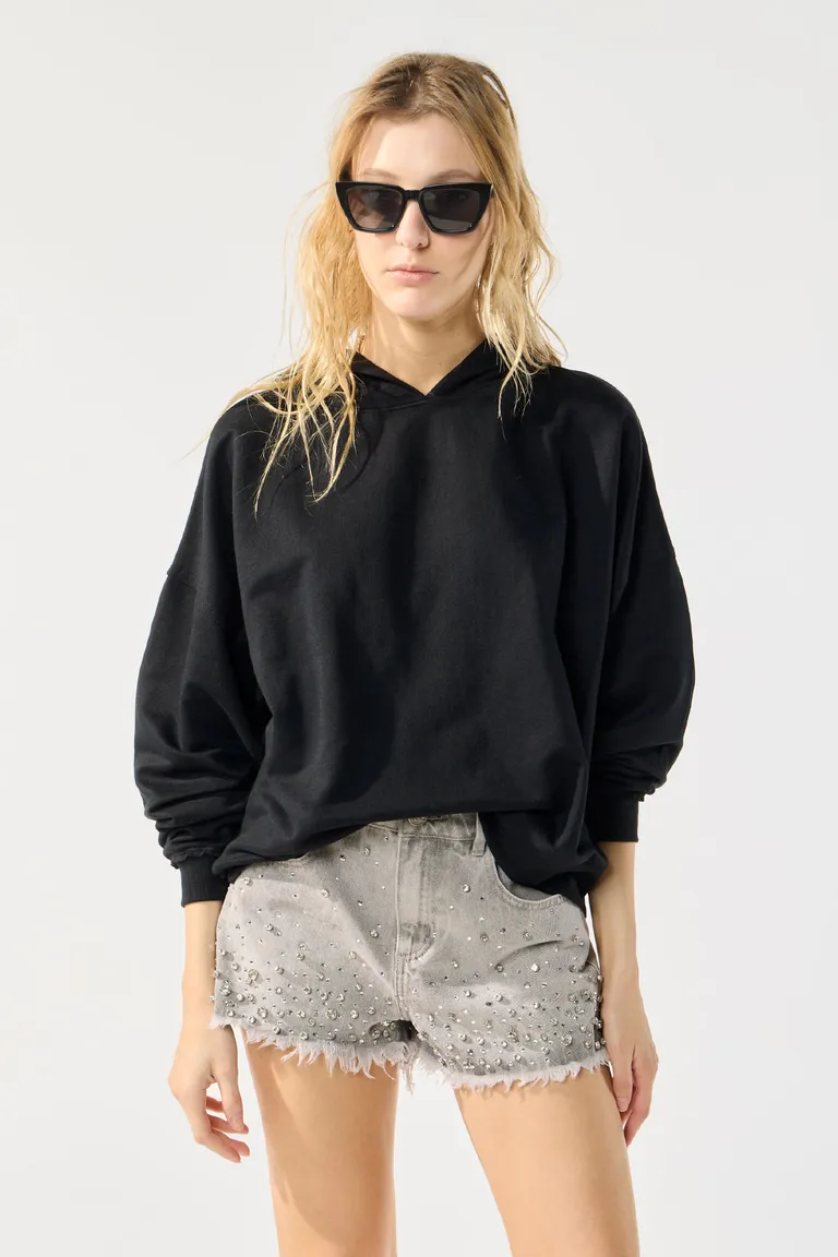 Buzo negro oversize de diseño minimalista y capucha de Cuesta Blanca en Buzos y Sweaters para argentina