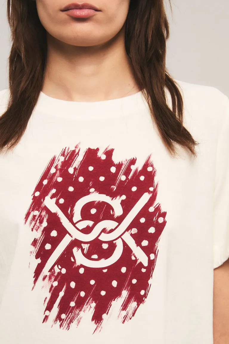 Remera de corte regular con cuello redondo mangas cortas y estampa central de diseño de Kosiuko en Remeras para argentina