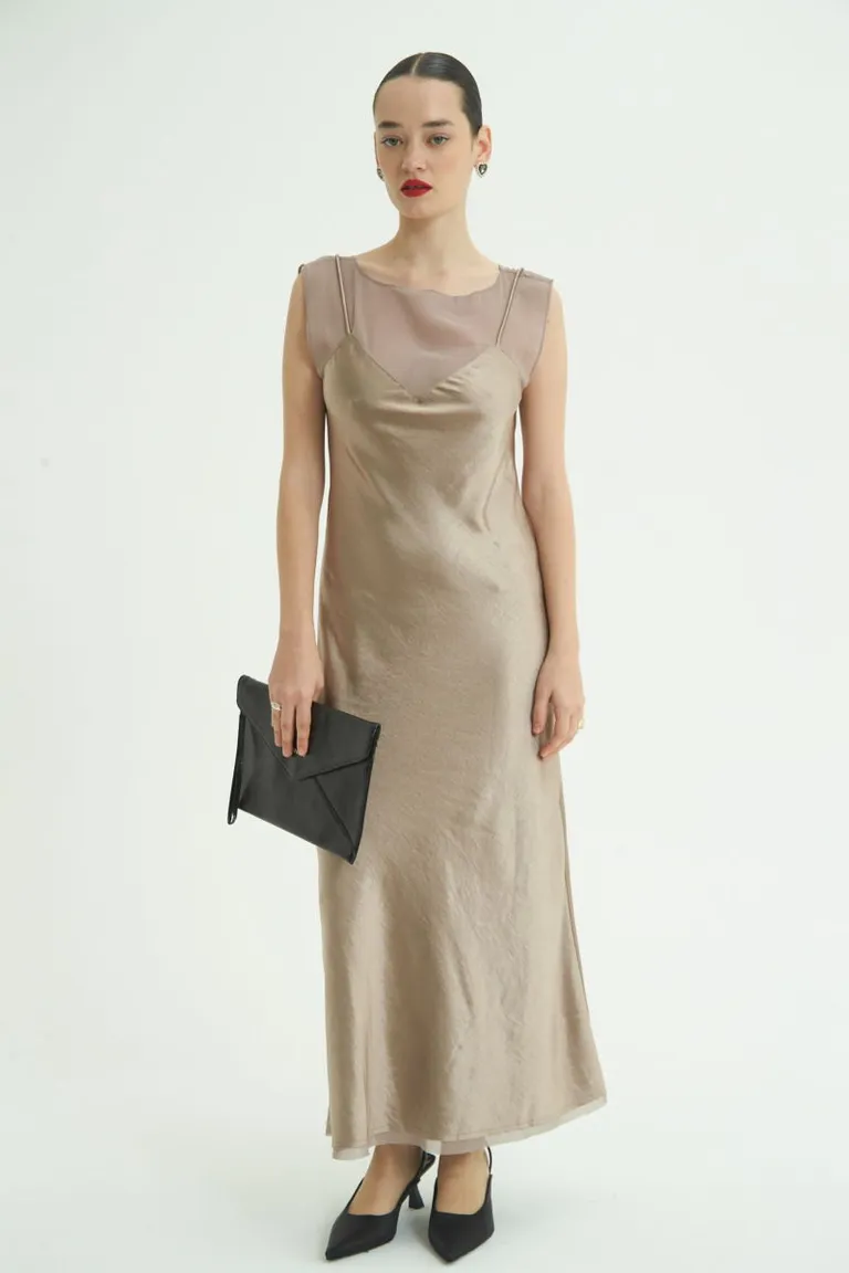 Vestido de gasa transparente con capa satinada y silueta estilizada de Las Pepas en Vestidos para argentina