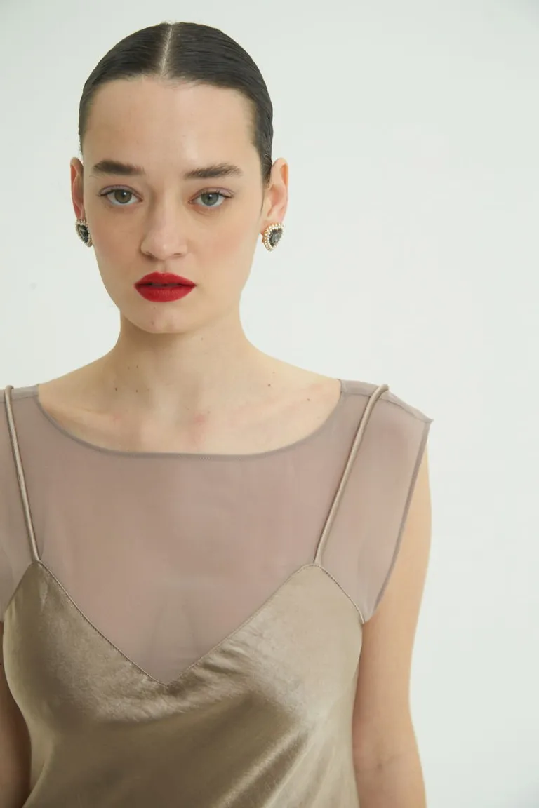 Vestido de gasa transparente con capa satinada y silueta estilizada de Las Pepas en Vestidos para argentina