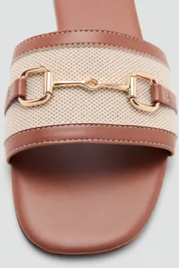 Sandalia tira hebilla de Mango en Sandalias para argentina