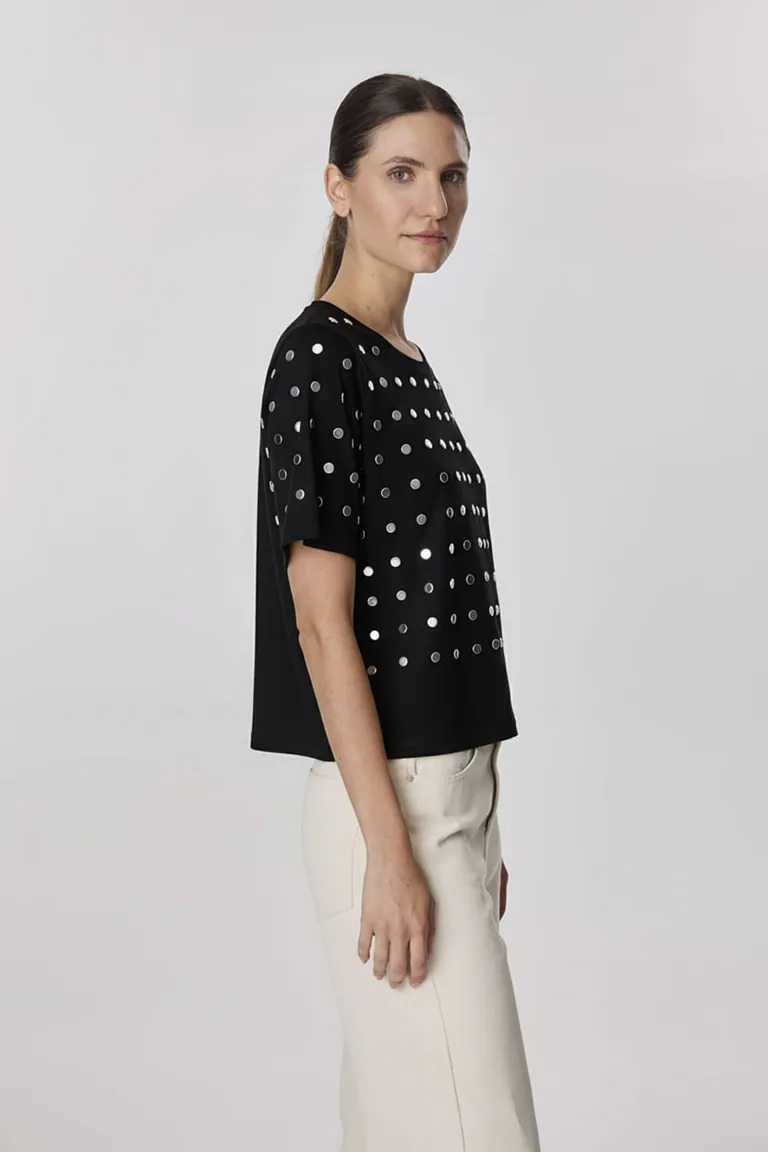 Remera negra de estilo urbano con detalles de tachas de Portsaid en Remeras para argentina