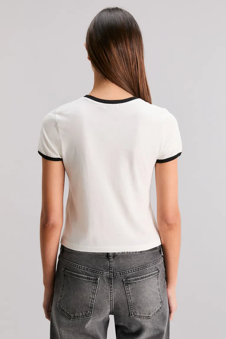 Remera de algodón con estampa exclusiva y detalles bordados de Kosiuko en Remeras para argentina