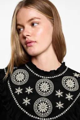 Blusa fluida bordada de Mango Teen en Blusas para argentina
