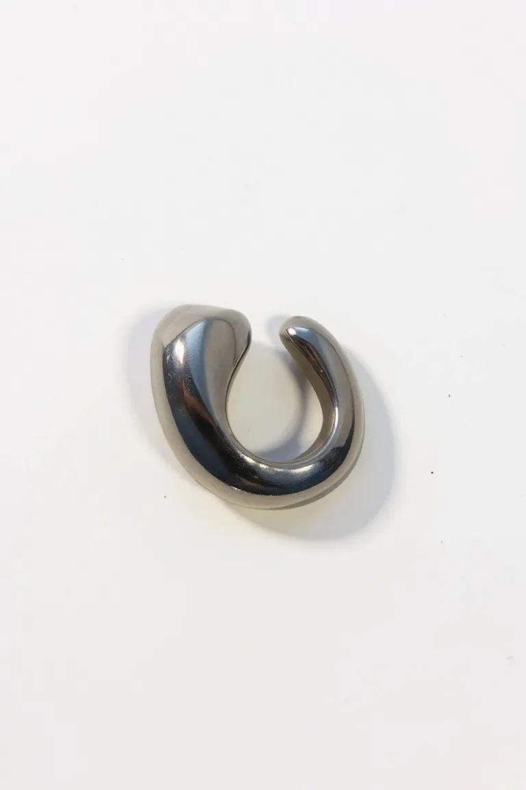 Earcuff de bronce bañado en níquel con forma orgánica de Maria Cher en Bijouterie para argentina