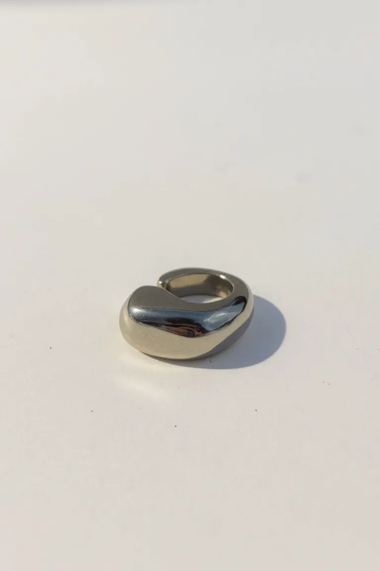 Earcuff de bronce bañado en níquel con forma orgánica de Maria Cher en Bijouterie para argentina