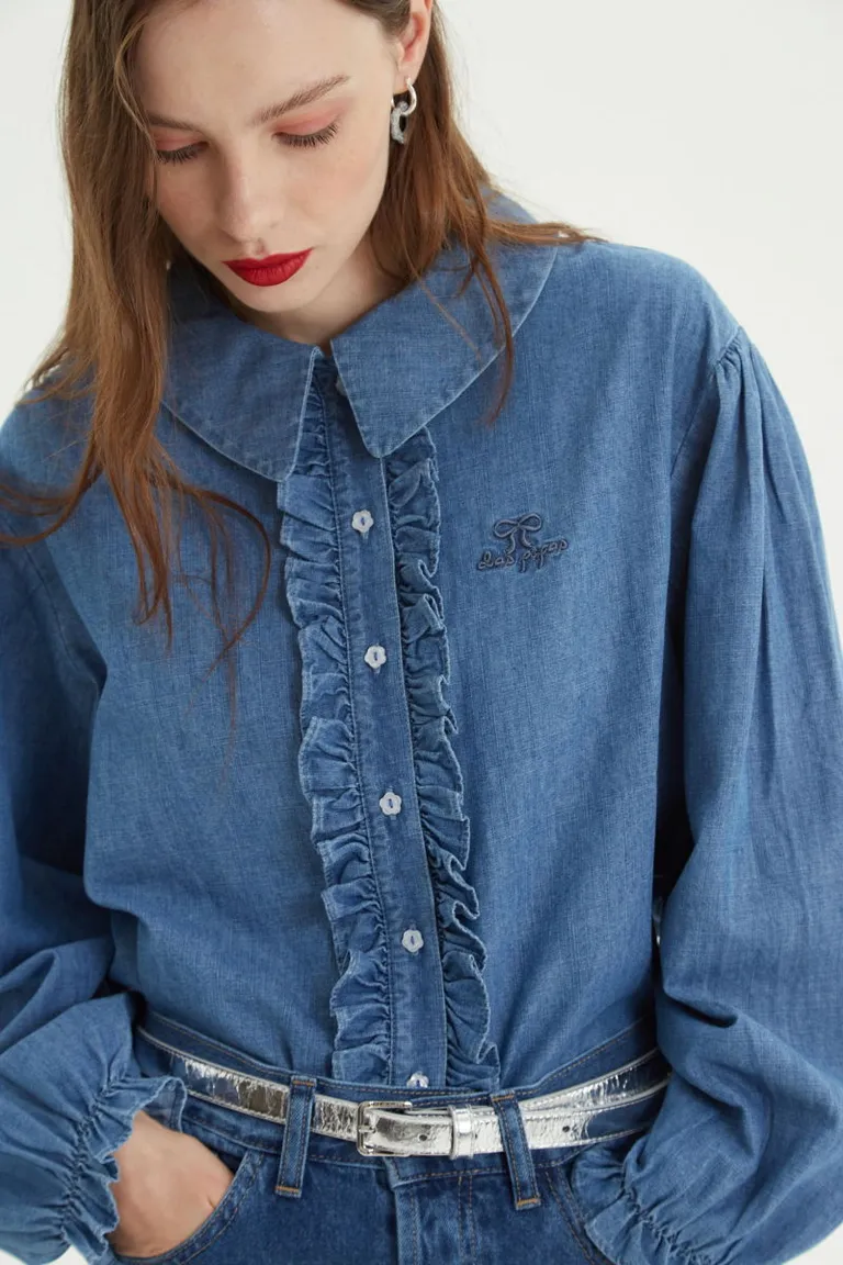 Camisa de corte recto con mangas amplias volados frontales y cuello clásico de Las Pepas en Camisas para argentina