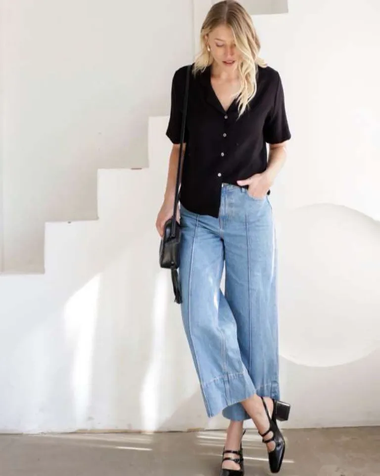 Camisa de seda blanca con solapa, diseño moderno y sofisticado para mujer de Hesed en Camisas para argentina