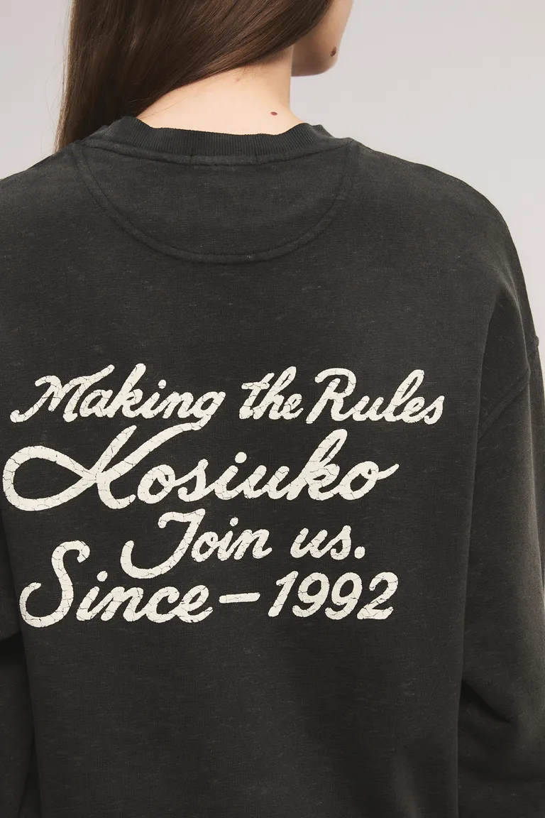 Buzo regular con estampado frontal y posterior y terminaciones de morley en cuello y puños de Kosiuko en Buzos y Sweaters para argentina